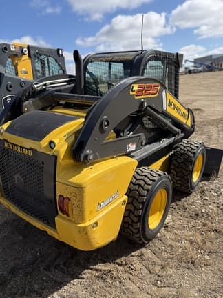 Image of New Holland L225 equipment image 2