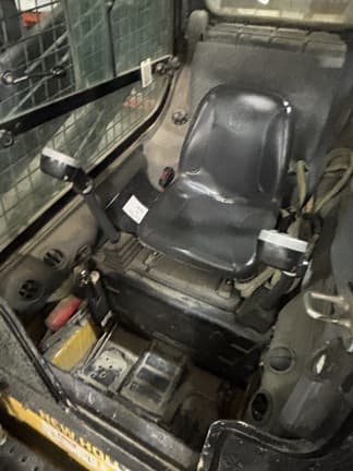 Image of New Holland L225 equipment image 1