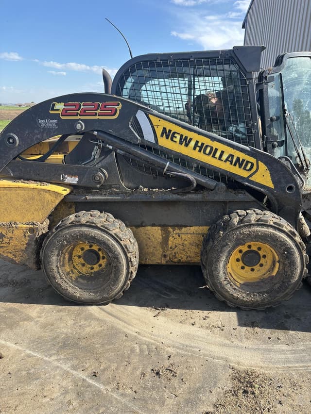 Image of New Holland L225 equipment image 1