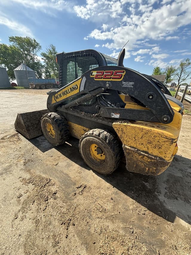 Image of New Holland L225 equipment image 4