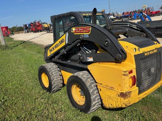 Image of New Holland L225 equipment image 2