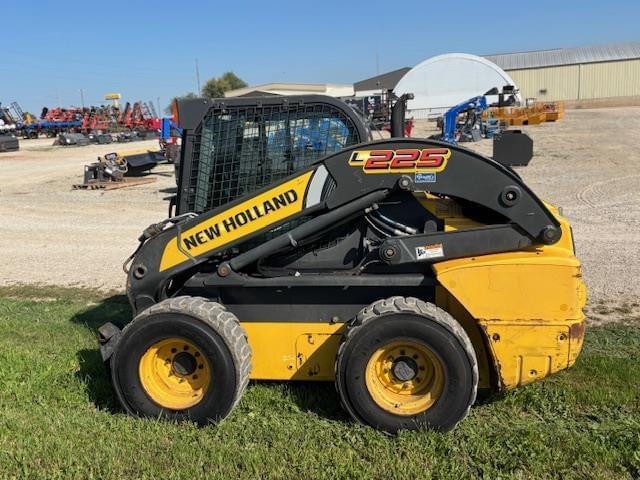 Image of New Holland L225 equipment image 1