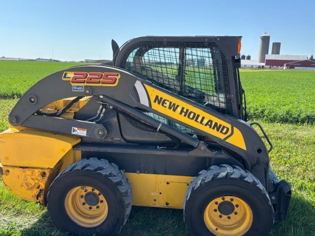Image of New Holland L225 equipment image 4