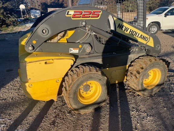 Image of New Holland L225 equipment image 1