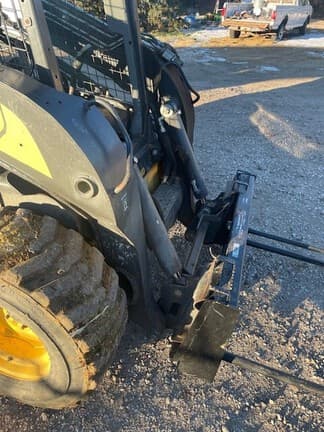 Image of New Holland L225 equipment image 4