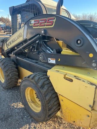 Image of New Holland L225 equipment image 2