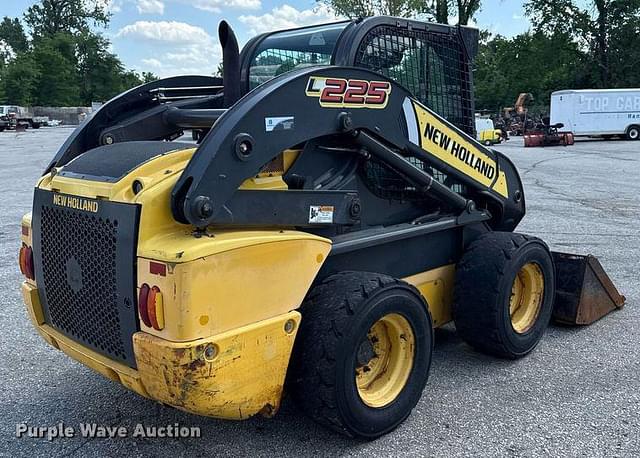 Image of New Holland L225 equipment image 4