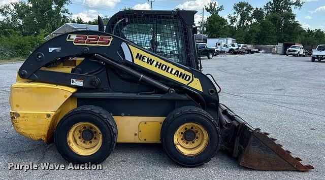 Image of New Holland L225 equipment image 3