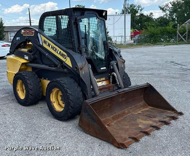 Image of New Holland L225 equipment image 2