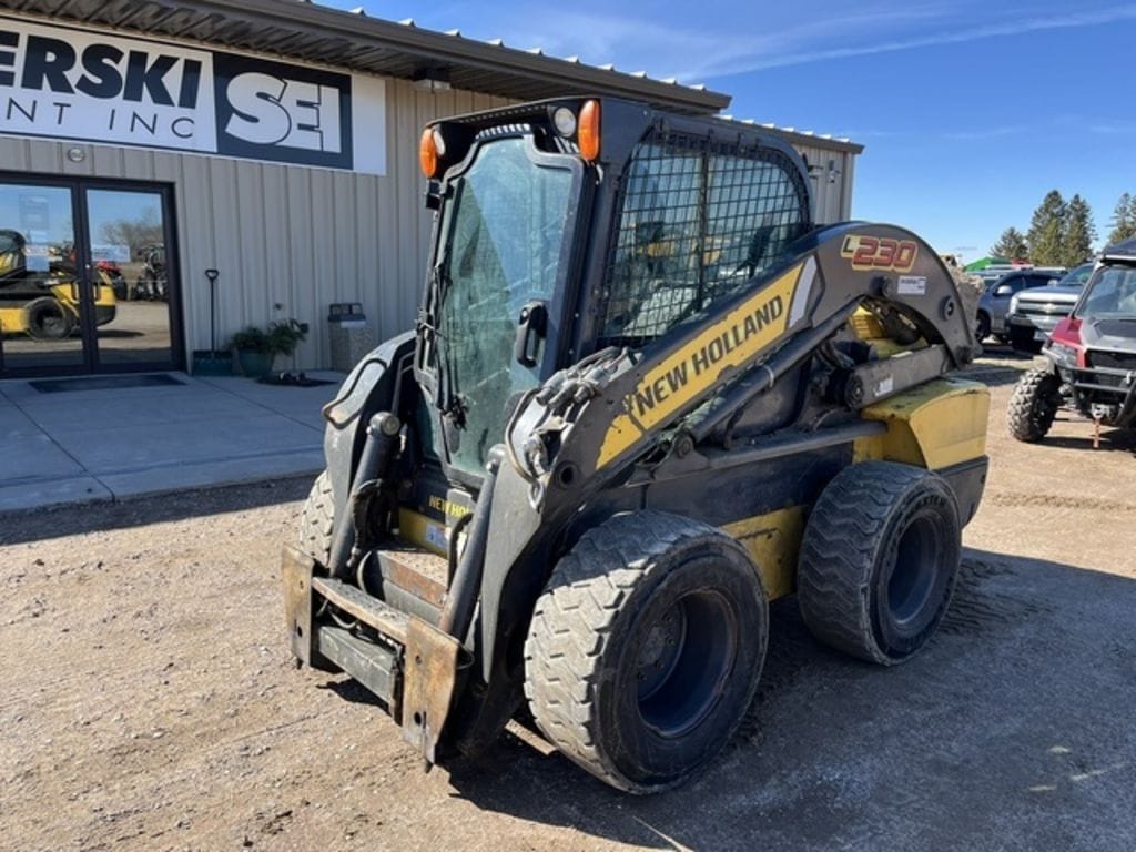2013 New Holland L230 Equipment Image0