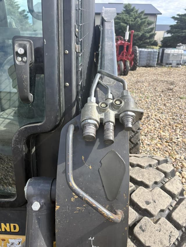 Image of New Holland L230 equipment image 4