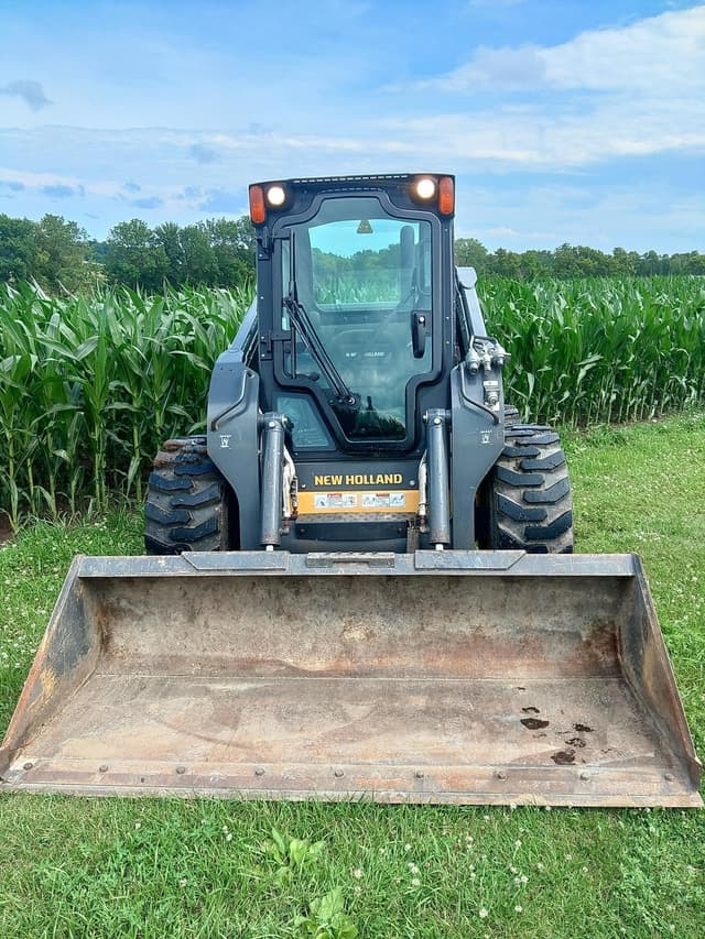 Image of New Holland L230 equipment image 1
