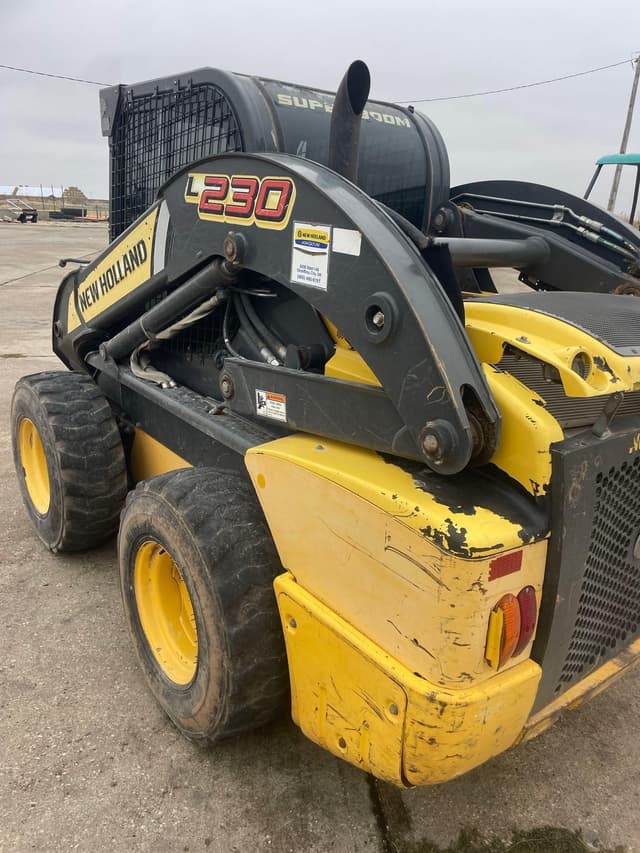 Image of New Holland L230 equipment image 4