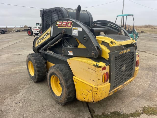 Image of New Holland L230 equipment image 3