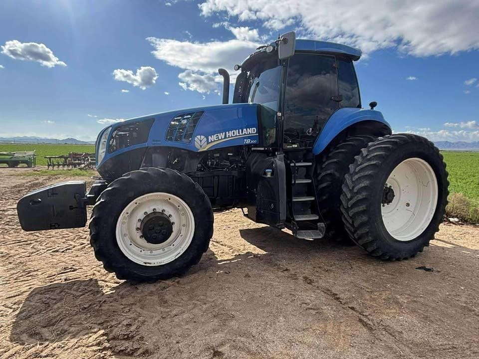 2013 New Holland T8.300 Equipment Image0