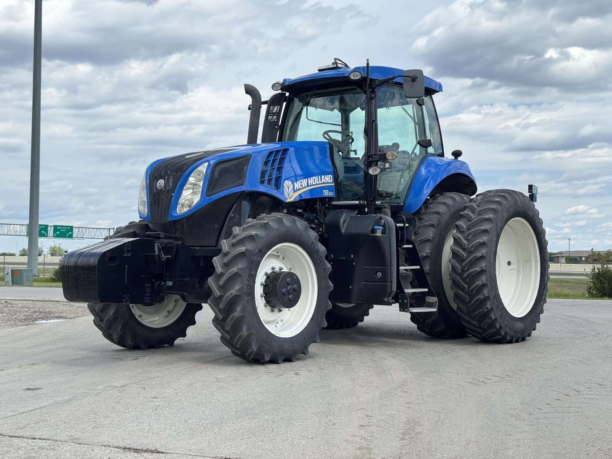 2013 New Holland T8.300 Equipment Image0