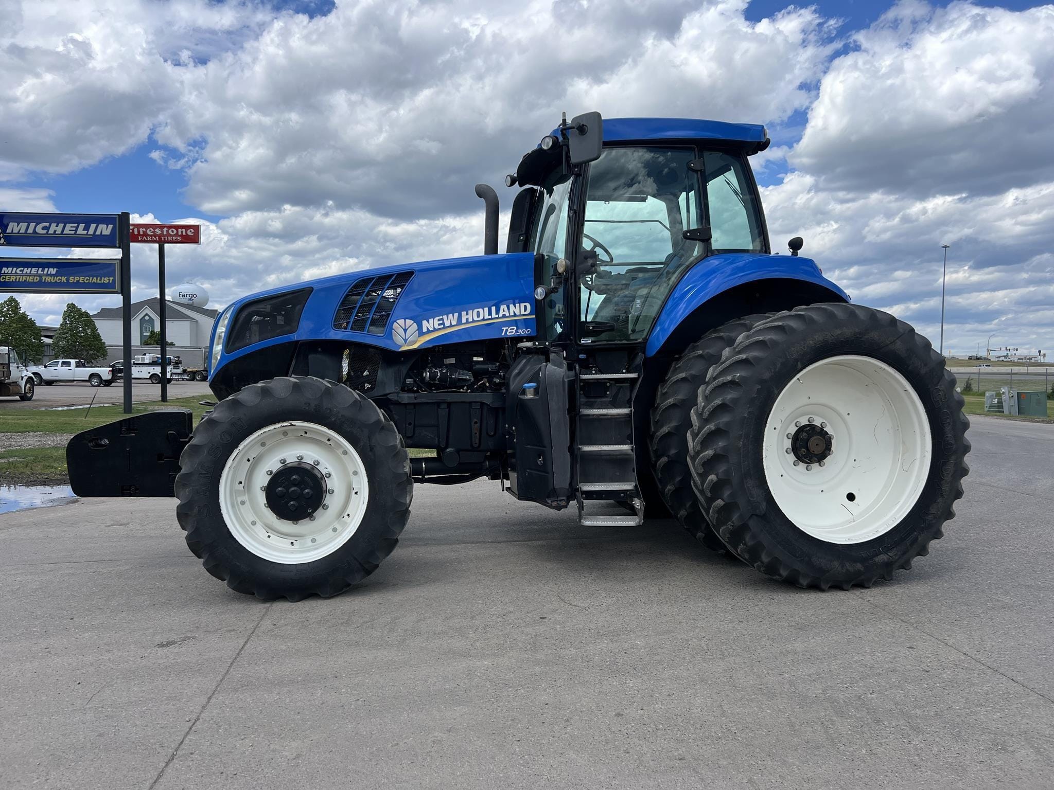 2013 New Holland T8.300 Equipment Image0