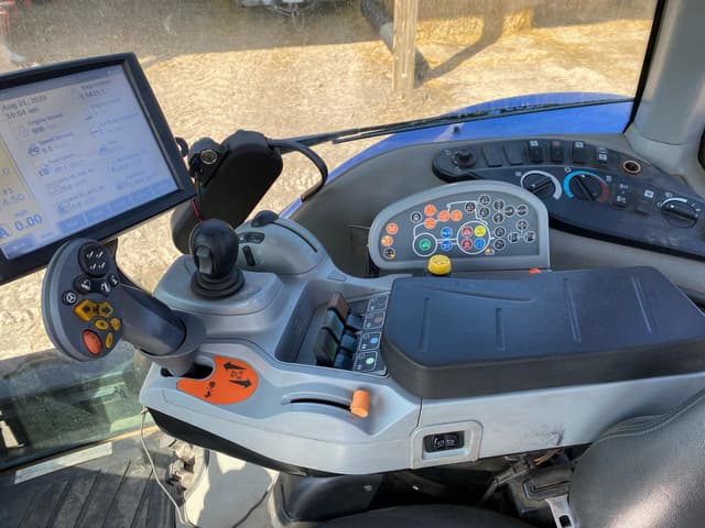 Image of New Holland T8.390 equipment image 1