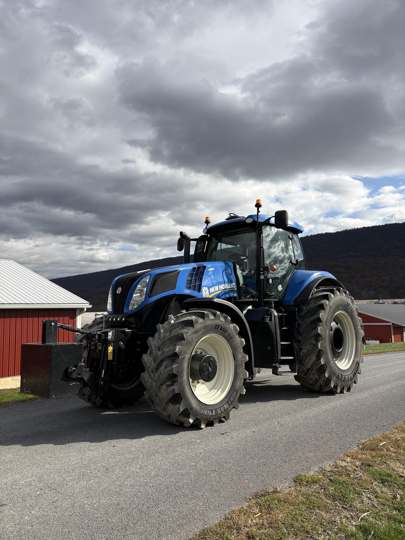 2013 New Holland T8.390 Equipment Image0