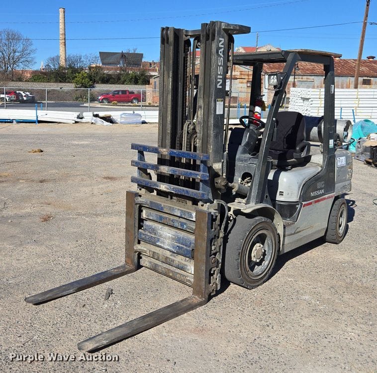 2013 Nissan 60 Equipment Image0