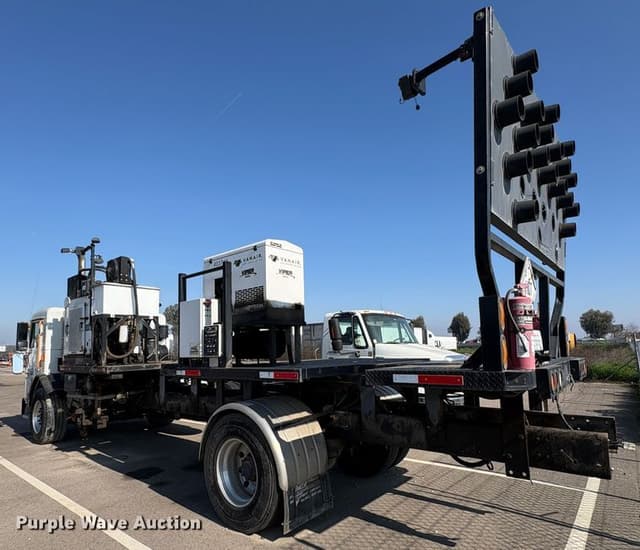 Image of Peterbilt 320 equipment image 4
