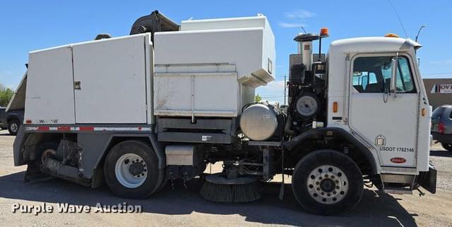 Image of Peterbilt 320 equipment image 3