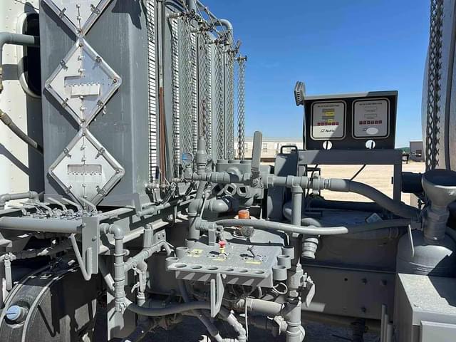 Image of Peterbilt 337 equipment image 4