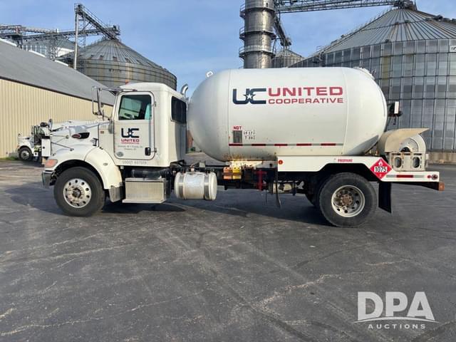 Image of Peterbilt 337 equipment image 3