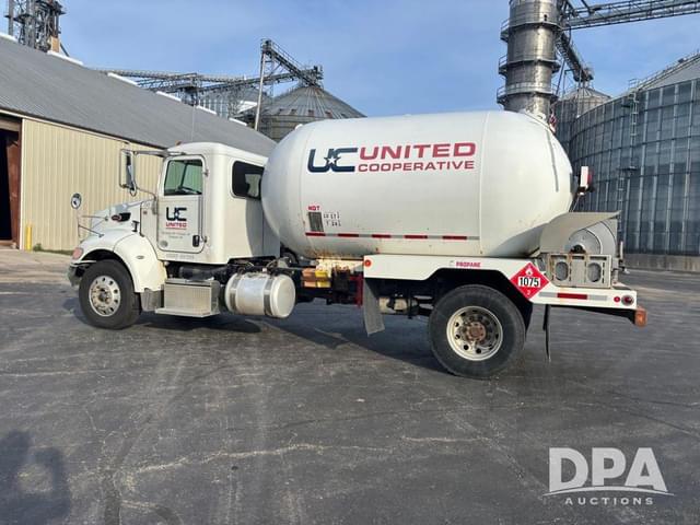 Image of Peterbilt 337 equipment image 4