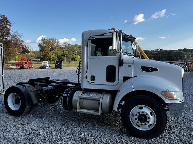 Image of Peterbilt 337 equipment image 3