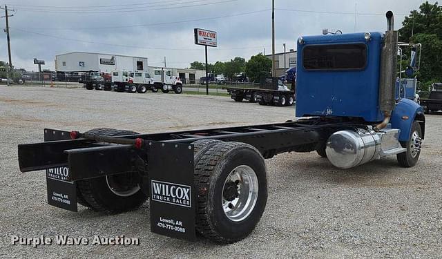 Image of Peterbilt 337 equipment image 4