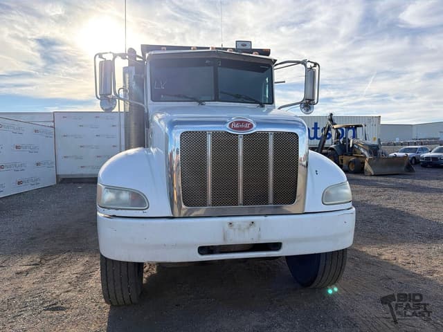 Image of Peterbilt 348 equipment image 1