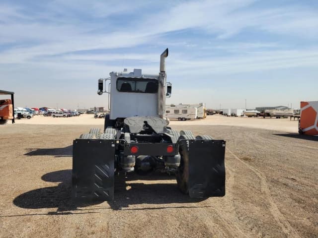 Image of Peterbilt 365 equipment image 3