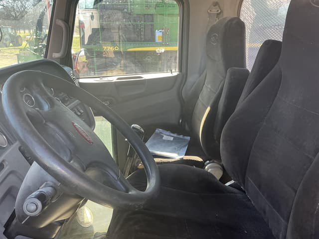 Image of Peterbilt 367 equipment image 4