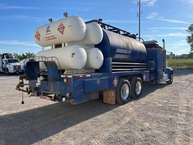 Image of Peterbilt 367 equipment image 4