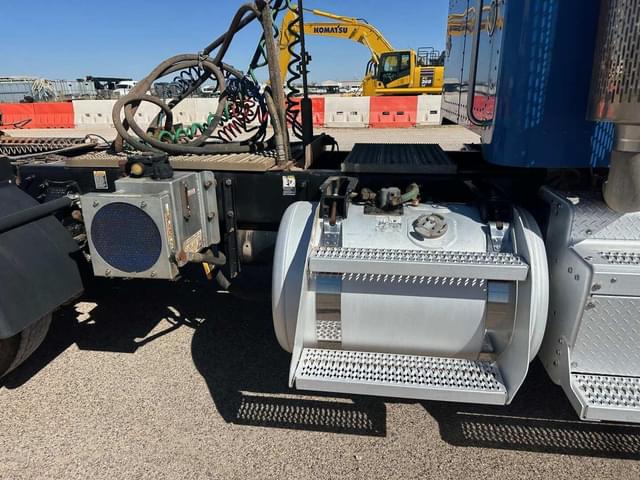 Image of Peterbilt 367 equipment image 2