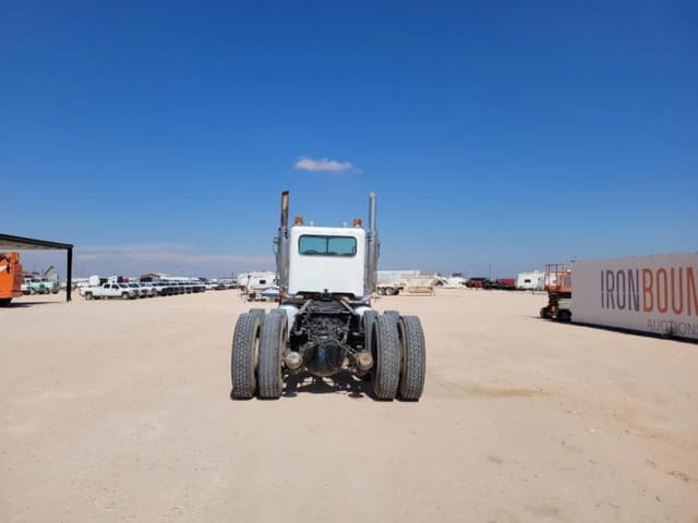 Image of Peterbilt 367 equipment image 3