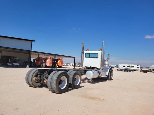 Image of Peterbilt 367 equipment image 4