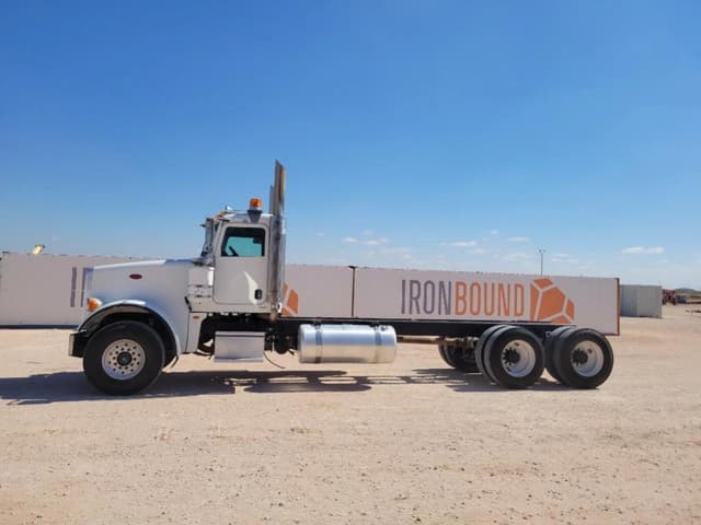 Image of Peterbilt 367 equipment image 1