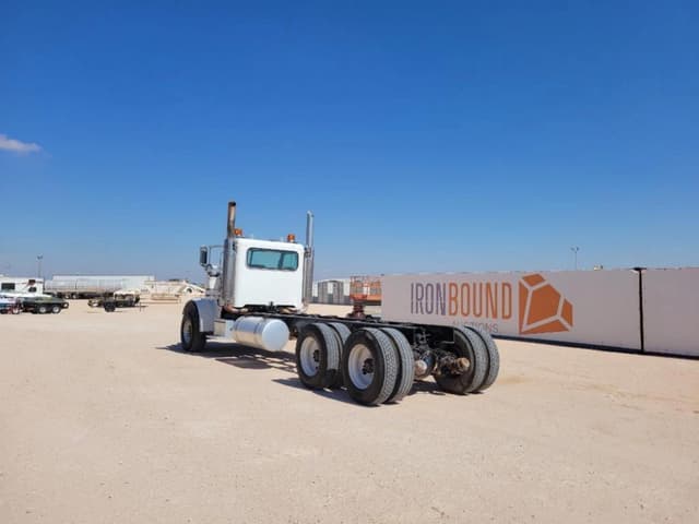 Image of Peterbilt 367 equipment image 2