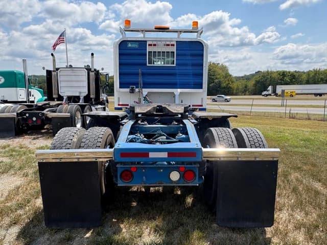 Image of Peterbilt 367 equipment image 4