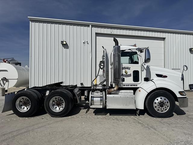 Image of Peterbilt 384 equipment image 4