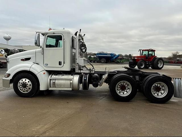 Image of Peterbilt 384 equipment image 3