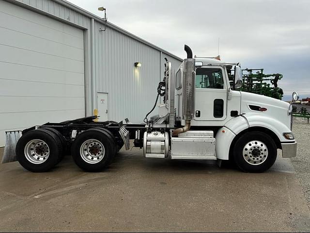 Image of Peterbilt 384 equipment image 4