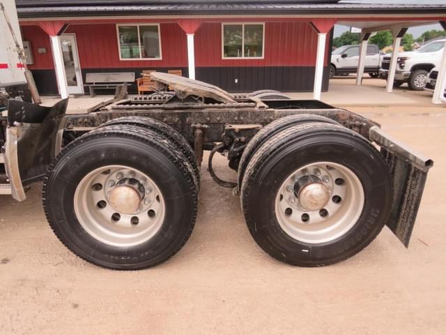 Image of Peterbilt 384 equipment image 3