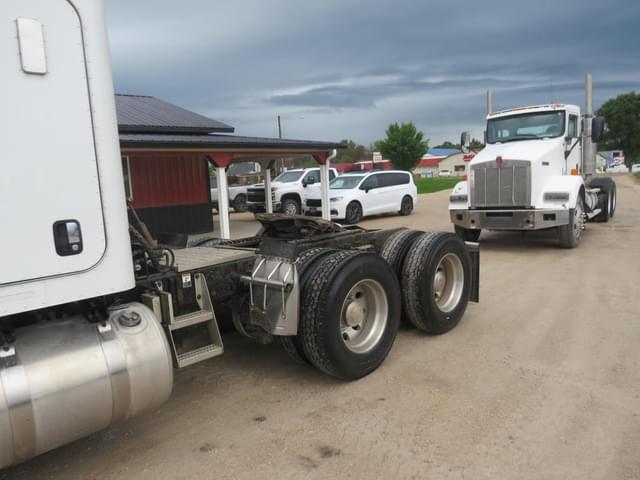 Image of Peterbilt 384 equipment image 2