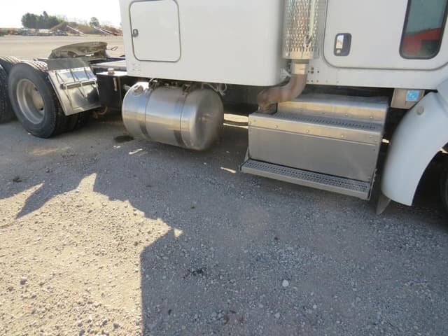 Image of Peterbilt 384 equipment image 4