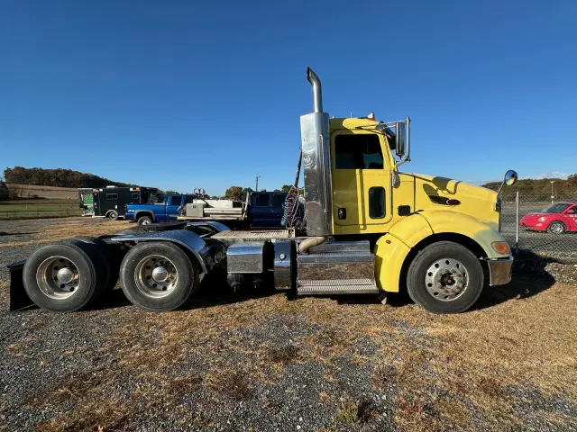 Image of Peterbilt 384 equipment image 4