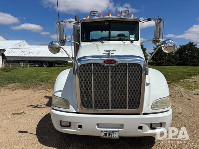 Image of Peterbilt 384 equipment image 3