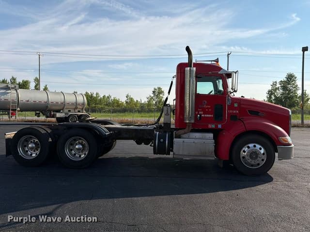 Image of Peterbilt 384 equipment image 3